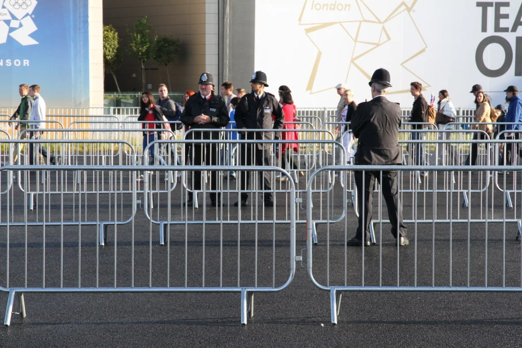 Safety Metal Temporary Pedestrian Barricades Crowd Control Stage Barriers with Cross/Bridge Feet